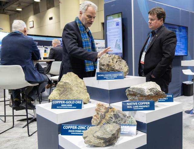 (260302) -- TORONTO, March 2, 2026 (Xinhua) -- Attendees view ore samples at the 2026 Prospectors and Developers Association of Canada (PDAC) International Convention in Toronto, Canada, March 1, 2026.
  With more than 27,000 attendees from over 125 countries and regions, the convention kicked off here on Sunday and will last until March 4. (Photo by Zou Zheng/Xinhua)