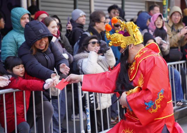 (260302) -- NEW YORK, March 2, 2026 (Xinhua) -- People attend a Chinese New Year parade in New York, the United States, March 1, 2026. A parade was held here to celebrate the Chinese New Year on Sunday. (Xinhua/Zhang Fengguo)