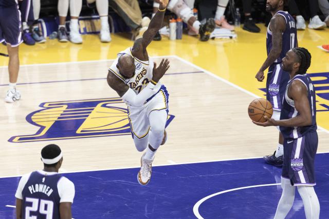 (260302) -- LOS ANGELES, March 2, 2026 (Xinhua) -- Los Angeles Lakers' LeBron James (C) celebrates after scoring during the 2025-2026 NBA regular season basketball game between Los Angeles Lakers and Sacramento Kings in Los Angeles, the United States, March 1, 2026. (Photo by Ringo Chiu/Xinhua)