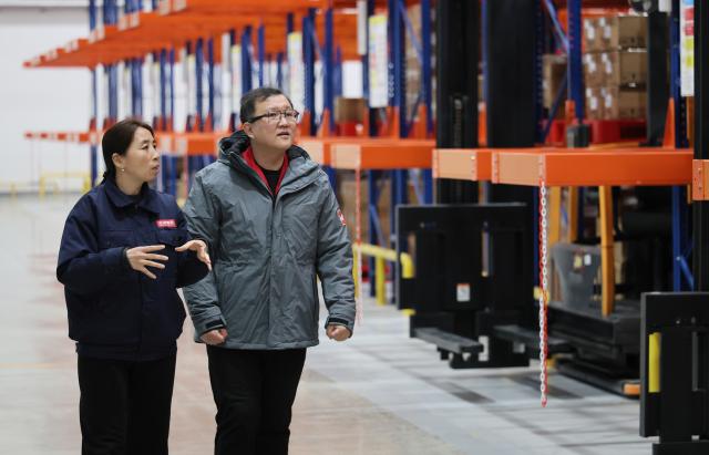 (260302) -- TIANJIN, March 2, 2026 (Xinhua) -- Guo Hongjing (L) visits Wurth Electronic Tianjin Co., Ltd. for survey in north China's Tianjin, Feb. 26, 2026.
  Guo Hongjing works as the head of a hardware parts team in the warehousing department of Tianjin Lizhong Wheel Co., Ltd. Her daily work involves receiving, dispatching, and checking materials in the warehouse. This seemingly trivial job is far from easy. From screws to motors, across all types and models, she  must keep every item in the warehouse firmly in mind.
  Since 2018, Guo has served as a deputy to the National People's Congress (NPC) for two consecutive terms, during which she is concerned most about her fellow workers. She listens to the voices of front-line workers and collects their opinions and suggestions as much as she can. 
  During her tenure, Guo has visited enterprises for research and surveys, with her focus on the upgrading of manufacturing industry and the transformation of industrial workers. She has also put forward proposals on issues such as rural elderly care and privacy concerns related to courier waybill information leaks.
  At this year's "two sessions," Guo will put emphasis on topics including the green development of industries, the protection of workers' rights, and the implementation of paid leave policies. (Xinhua/Li Ran)
