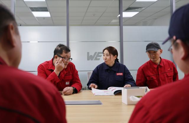(260302) -- TIANJIN, March 2, 2026 (Xinhua) -- Guo Hongjing (C) talks with employees of Wurth Electronic Tianjin Co., Ltd. for survey in north China's Tianjin, Feb. 26, 2026.
  Guo Hongjing works as the head of a hardware parts team in the warehousing department of Tianjin Lizhong Wheel Co., Ltd. Her daily work involves receiving, dispatching, and checking materials in the warehouse. This seemingly trivial job is far from easy. From screws to motors, across all types and models, she  must keep every item in the warehouse firmly in mind.
  Since 2018, Guo has served as a deputy to the National People's Congress (NPC) for two consecutive terms, during which she is concerned most about her fellow workers. She listens to the voices of front-line workers and collects their opinions and suggestions as much as she can. 
  During her tenure, Guo has visited enterprises for research and surveys, with her focus on the upgrading of manufacturing industry and the transformation of industrial workers. She has also put forward proposals on issues such as rural elderly care and privacy concerns related to courier waybill information leaks.
  At this year's "two sessions," Guo will put emphasis on topics including the green development of industries, the protection of workers' rights, and the implementation of paid leave policies. (Xinhua/Li Ran)
