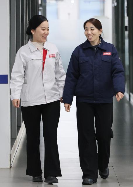 (260302) -- TIANJIN, March 2, 2026 (Xinhua) -- Guo Hongjing (R) talks with her colleague at Tianjin Lizhong Wheel Co., Ltd. in north China's Tianjin, Feb. 25, 2026.
  Guo Hongjing works as the head of a hardware parts team in the warehousing department of Tianjin Lizhong Wheel Co., Ltd. Her daily work involves receiving, dispatching, and checking materials in the warehouse. This seemingly trivial job is far from easy. From screws to motors, across all types and models, she  must keep every item in the warehouse firmly in mind.
  Since 2018, Guo has served as a deputy to the National People's Congress (NPC) for two consecutive terms, during which she is concerned most about her fellow workers. She listens to the voices of front-line workers and collects their opinions and suggestions as much as she can. 
  During her tenure, Guo has visited enterprises for research and surveys, with her focus on the upgrading of manufacturing industry and the transformation of industrial workers. She has also put forward proposals on issues such as rural elderly care and privacy concerns related to courier waybill information leaks.
  At this year's "two sessions," Guo will put emphasis on topics including the green development of industries, the protection of workers' rights, and the implementation of paid leave policies. (Xinhua/Li Ran)