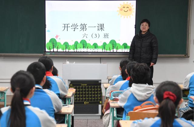 (260302) -- BEIJING, March 2, 2026 (Xinhua) -- Students attend a class at a primary school on the first day of a new semester in Pinggu District of Beijing, capital of China, March 2, 2026. A new semester kicked off for primary and secondary schools in many parts of China on Monday. (Xinhua/Ren Chao)