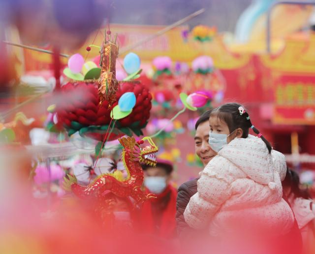 (260302) -- BEIJING, March 2, 2026 (Xinhua) -- Tourists select lanterns at the Fuzi (Confucius) Temple scenic area in Nanjing, east China's Jiangsu Province, Feb. 28, 2026.
  Various activities were held across China to celebrate the Lantern Festival, which falls on the fifteenth day of the first month of the Chinese lunar calendar, or March 3 this year. (Photo by Li Wenbao/Xinhua)