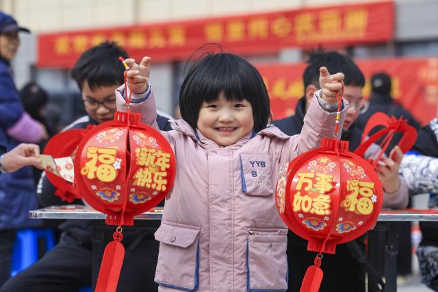 (260302) -- BEIJING, March 2, 2026 (Xinhua) -- A girl showcases her lanterns during an event featuring the Lantern Festival in Taixing, east China's Jiangsu Province, Feb. 28, 2026.
  Various activities were held across China to celebrate the Lantern Festival, which falls on the fifteenth day of the first month of the Chinese lunar calendar, or March 3 this year. (Photo by Gu Jihong/Xinhua)