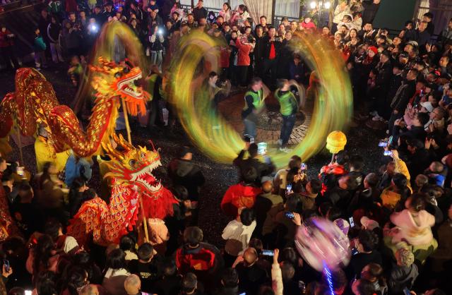 (260302) -- BEIJING, March 2, 2026 (Xinhua) -- An aerial drone photo taken on Feb. 27, 2026 shows people performing dragon dances in Hengyang County, central China's Hunan Province.
  Various activities were held across China to celebrate the Lantern Festival, which falls on the fifteenth day of the first month of the Chinese lunar calendar, or March 3 this year. (Photo by Cao Zhengping/Xinhua)
