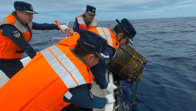 (260302) -- SOUTH CHINA SEA, March 2, 2026 (Xinhua) -- Law enforcers of the China Coast Guard (CCG) vessel Wanshan remove fish aggregating devices (FADs) illegally placed by the Philippine side in waters off China's Huangyan Dao in the South China Sea, Feb. 14, 2026.
  The Philippine side has in recent days repeatedly directed its coast guard and official vessels to organize fishing boats for intrusions into the territorial waters off China's Huangyan Dao in the South China Sea.
  Under the guise of "escort" and "rights protection," these actions were staged for publicity stunts, infringing upon China's sovereignty and maritime rights and interests.
  TO GO WITH "Explainer: A closer look at Philippine provocations off China's Huangyan Dao" (Photo by Zhai Yifan/Xinhua)