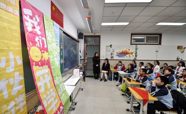 (260302) -- BEIJING, March 2, 2026 (Xinhua) -- Students watch the online opening ceremony of a new semester at a primary school in Dongcheng District of Beijing, March 2, 2026.
  A new semester kicked off for primary and secondary schools in many parts of China on Monday. (Xinhua/Li Xin)
