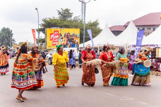 (260302) -- YAOUNDE, March 2, 2026 (Xinhua) -- People dressed in traditional attire attend a carnival parade during the 2nd edition of the South West Cultural Festival in Buea, the capital of the Southwest Region of Cameroon, Feb. 28, 2026. (Photo by Muleng Timngum/Xinhua)