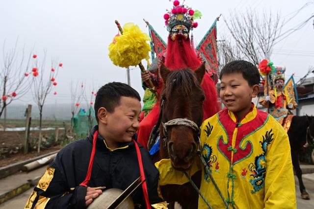 (260302) -- BAOJI, March 2, 2026 (Xinhua) -- Two children from a Shehuo parade team are pictured during a Shehuo parade in Huanghuayu Village in Longxian County of Baoji City, northwest China's Shaanxi Province, March 2, 2026.
  Shehuo is a type of traditional Chinese folk art form. Longxian County held a special local Shehuo parade on Monday, which features performers on horseback adorned with simple yet exquisite facial make-up.
  The Shehuo parade is a long-standing and widely popular performance in rural China. It originated in ancient sacrificial ceremonies held to pray for good harvests about 2,000 years ago.
  Over time, as dance and song performances were incorporated, it gradually evolved into a folk custom staged during the Spring Festival and Lantern Festival, believed to ward off bad luck and usher in a fresh start for the new year.
  The Shehuo folk performance in Baoji was added to China's national intangible cultural heritage list in 2006. In recent years, the local Shehuo tradition in Longxian County has continued to thrive through ongoing inheritance and innovation. (Xinhua/Zou Jingyi)