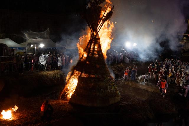 (260302) -- SEOUL, March 2, 2026 (Xinhua) -- People watch the falling fire play to celebrate the upcoming first full moon day of the lunar year in Seoul, South Korea, March 2, 2026. (Photo by Jun Hyosang/Xinhua)