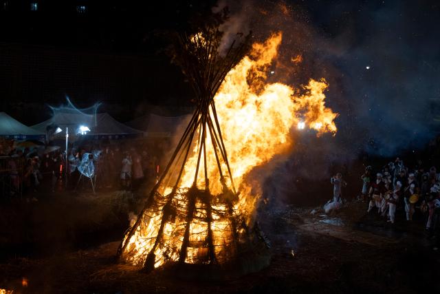 (260302) -- SEOUL, March 2, 2026 (Xinhua) -- People watch the falling fire play to celebrate the upcoming first full moon day of the lunar year in Seoul, South Korea, March 2, 2026. (Photo by Jun Hyosang/Xinhua)