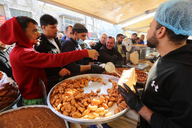 (260302) -- AMMAN, March 2, 2026 (Xinhua) -- People buy sweets at a market during Ramadan in Amman, Jordan, on March 2, 2026. (Photo by Mohammad Abu Ghosh/Xinhua)