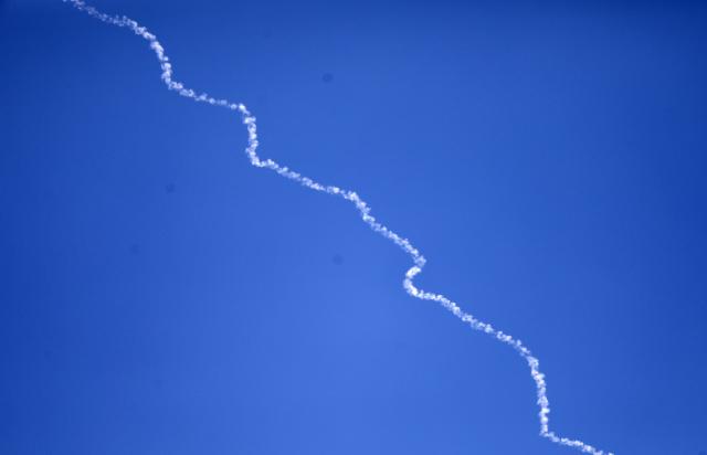 (260302) -- HEBRON, March 2, 2026 (Xinhua) -- A trail left by a projectile in the sky is seen from the southern West Bank city of Hebron on March 2, 2026. (Photo by Mamoun Wazwaz/Xinhua)