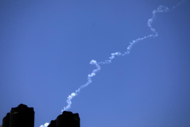 (260302) -- HEBRON, March 2, 2026 (Xinhua) -- A trail left by a projectile in the sky is seen from the southern West Bank city of Hebron on March 2, 2026. (Photo by Mamoun Wazwaz/Xinhua)