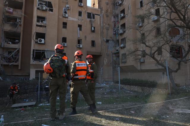 (260302) -- BE'ER SHEVA, March 2, 2026 (Xinhua) -- People work at the site of a missile strike in Be'er Sheva, Israel, on March 2, 2026. A missile from Iran struck a residential area in the southern Israeli city of Be'er Sheva on Monday, injuring at least 15 people, according to Israeli authorities. (Photo by Gil Cohen Magen/Xinhua)