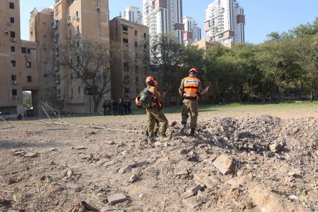 (260302) -- BE'ER SHEVA, March 2, 2026 (Xinhua) -- People work at the site of a missile strike in Be'er Sheva, Israel, on March 2, 2026. A missile from Iran struck a residential area in the southern Israeli city of Be'er Sheva on Monday, injuring at least 15 people, according to Israeli authorities. (Photo by Gil Cohen Magen/Xinhua)