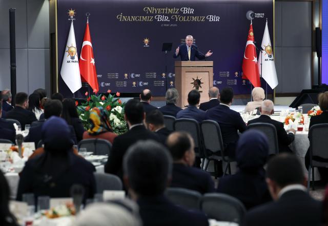 (260302) -- ANKARA, March 2, 2026 (Xinhua) -- Turkish President Recep Tayyip Erdogan speaks during a fast-breaking dinner with members of his ruling Justice and Development Party in Ankara, Türkiye, on March 2, 2026. Erdogan said on Monday that Türkiye will intensify diplomatic efforts at all levels until a ceasefire is reached on Iran, warning that a prolonged conflict would unleash regional and global turmoil. (Mustafa Kaya/Handout via Xinhua)