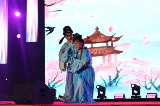 (260303) -- ACCRA, March 3, 2026 (Xinhua) -- Chinese artists perform Huangmei Opera during an event in celebration of the Chinese Lantern Festival at the forecourt of Ghana's Parliament House in Accra, Ghana, March 1, 2026.
  The Chinese community in Ghana and their Ghanaian friends on Sunday celebrated the upcoming Lantern Festival, which falls on Tuesday, with a beautiful gala night at the forecourt of Ghana's Parliament House in Accra, the country's capital.
  The event featured a display of Chinese folk arts and culture, including dance and musical performances by the Anhui Performing Arts Group and other cultural troupes, providing a festive atmosphere for the Chinese community living away from home.
  TO GO WITH "Roundup: Chinese community, Ghanaian friends celebrate Lantern Festival with gala in Accra" (Photo by Seth/Xinhua)