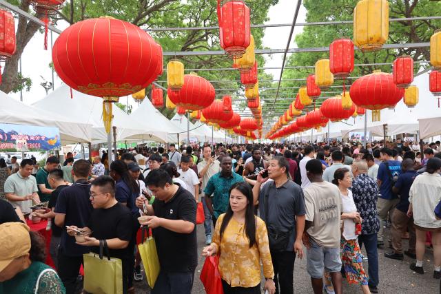(260303) -- ACCRA, March 3, 2026 (Xinhua) -- People visit a food bazaar during an event in celebration of the Chinese Lantern Festival at the forecourt of Ghana's Parliament House in Accra, Ghana, March 1, 2026.
  The Chinese community in Ghana and their Ghanaian friends on Sunday celebrated the upcoming Lantern Festival, which falls on Tuesday, with a beautiful gala night at the forecourt of Ghana's Parliament House in Accra, the country's capital.
  The event featured a display of Chinese folk arts and culture, including dance and musical performances by the Anhui Performing Arts Group and other cultural troupes, providing a festive atmosphere for the Chinese community living away from home.
  TO GO WITH "Roundup: Chinese community, Ghanaian friends celebrate Lantern Festival with gala in Accra" (Photo by Seth/Xinhua)