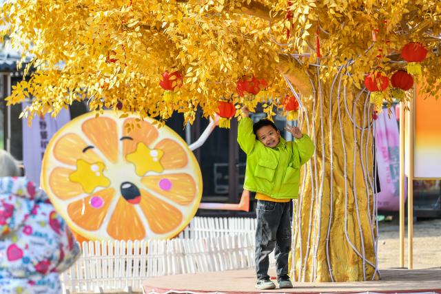 (260303) -- TAIYUAN, March 3, 2026 (Xinhua) -- A tourist poses for photos at Taiyuan Ancient County scenic spot in Taiyuan, north China's Shanxi Province, Feb. 25, 2026.
  Various activities are held in Shanxi Province to celebrate the Lantern Festival, which falls on the fifteenth day of the first month of the Chinese lunar calendar, or March 3 this year. (Xinhua/Cao Yang)