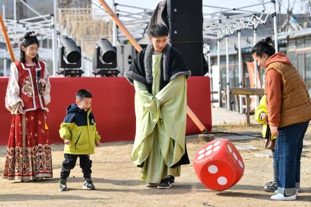 (260303) -- TAIYUAN, March 3, 2026 (Xinhua) -- Tourists participate in an entertainment activity at Taiyuan Ancient County scenic spot in Taiyuan, north China's Shanxi Province, Feb. 25, 2026.
  Various activities are held in Shanxi Province to celebrate the Lantern Festival, which falls on the fifteenth day of the first month of the Chinese lunar calendar, or March 3 this year. (Xinhua/Cao Yang)
