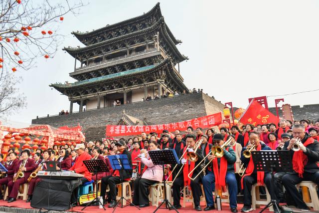 (260303) -- JINZHONG, March 3, 2026 (Xinhua) -- Artists perform at Pingyao ancient town in Jinzhong, north China's Shanxi Province, Feb. 27, 2026.
  Various activities are held in Shanxi Province to celebrate the Lantern Festival, which falls on the fifteenth day of the first month of the Chinese lunar calendar, or March 3 this year. (Xinhua/Cao Yang)