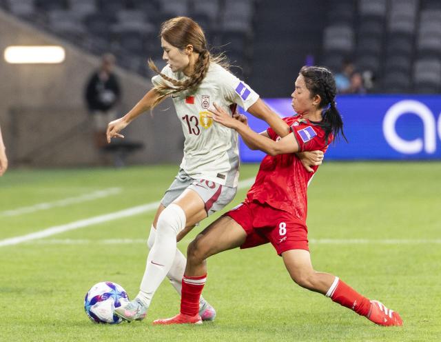 (260303) -- SYDNEY, March 3, 2026 (Xinhua) -- Jin Kun (L) of China vies with Maria Manda of Bangladesh during the Group B match of Women's Asian Cup between China and Bangladesh at Western Sydney Stadium in Sydney, Australia, March 3, 2026. (Photo by Hu Jingchen/Xinhua)