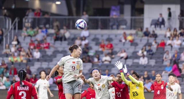 (260303) -- SYDNEY, March 3, 2026 (Xinhua) -- Wurigumula (top) heads the ball during the Group B match of Women's Asian Cup between China and Bangladesh at Western Sydney Stadium in Sydney, Australia, March 3, 2026. (Photo by Hu Jingchen/Xinhua)