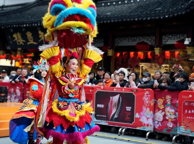 (260303) -- SHANGHAI, March 3, 2026 (Xinhua) -- This photo taken on March 2, 2026 shows a folk art performance during the Lantern Festival celebrations at the Yuyuan Garden in Shanghai, east China. Various activities were held during this year's Lantern Festival celebrations at Yuyuan Garden of east China's Shanghai, drawing large numbers of tourists. (Xinhua/Liu Ying)