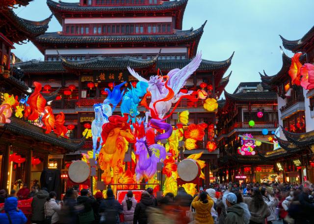(260303) -- SHANGHAI, March 3, 2026 (Xinhua) -- Tourists view lanterns during the Lantern Festival celebrations at the Yuyuan Garden in Shanghai, east China, March 2, 2026. Various activities were held during this year's Lantern Festival celebrations at Yuyuan Garden of east China's Shanghai, drawing large numbers of tourists. (Xinhua/Liu Ying)