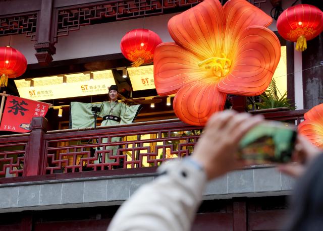 (260303) -- SHANGHAI, March 3, 2026 (Xinhua) -- This photo taken on March 2, 2026 shows a folk art performance during the Lantern Festival celebrations at the Yuyuan Garden in Shanghai, east China. Various activities were held during this year's Lantern Festival celebrations at Yuyuan Garden of east China's Shanghai, drawing large numbers of tourists. (Xinhua/Liu Ying)