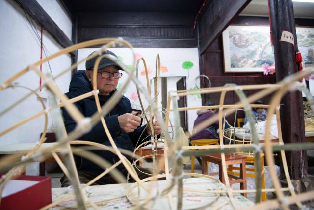 (260303) -- SHEXIAN, March 3, 2026 (Xinhua) -- A craftsman makes a fish-shaped lantern in Zhanqi Village, Shexian County of Huangshan City, east China's Anhui Province, March 1, 2026.
  Local villagers in Shexian have the tradition to make fish-shaped lanterns, an intangible cultural heritage, on festival days to pray for harvest and good fortune. 
   The parade with fish-shaped lanterns is an important folk cultural activity held during traditional festivals.
   Nowadays, apart from parades with fish-shaped lanterns, local people have made efforts on developing new business forms related to the fish-shaped lantern including tourism and cultural and creative products. (Xinhua/Zhang Duan)