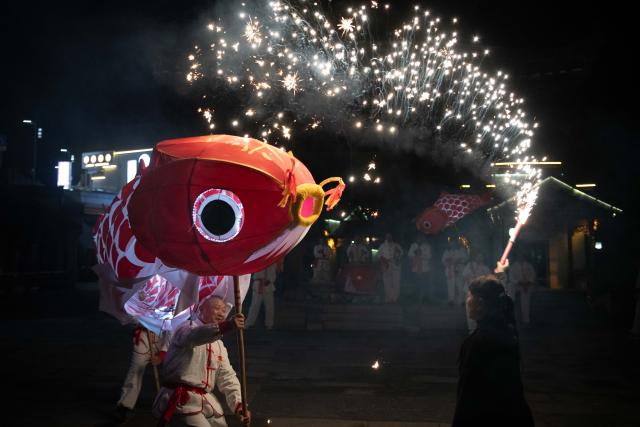 (260303) -- SHEXIAN, March 3, 2026 (Xinhua) -- A fish-shaped lantern performing team stages a performance in Shexian County, Huangshan City of east China's Anhui Province, Feb. 28, 2026.
  Local villagers in Shexian have the tradition to make fish-shaped lanterns, an intangible cultural heritage, on festival days to pray for harvest and good fortune. 
   The parade with fish-shaped lanterns is an important folk cultural activity held during traditional festivals.
   Nowadays, apart from parades with fish-shaped lanterns, local people have made efforts on developing new business forms related to the fish-shaped lantern including tourism and cultural and creative products. (Xinhua/Zhang Duan)