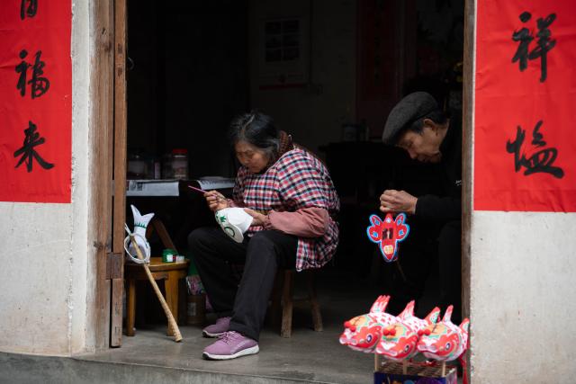 (260303) -- SHEXIAN, March 3, 2026 (Xinhua) -- Villagers make fish-shaped lanterns in Zhanqi Village, Shexian County of Huangshan City, east China's Anhui Province, March 1, 2026.
  Local villagers in Shexian have the tradition to make fish-shaped lanterns, an intangible cultural heritage, on festival days to pray for harvest and good fortune. 
   The parade with fish-shaped lanterns is an important folk cultural activity held during traditional festivals.
   Nowadays, apart from parades with fish-shaped lanterns, local people have made efforts on developing new business forms related to the fish-shaped lantern including tourism and cultural and creative products. (Xinhua/Zhang Duan)