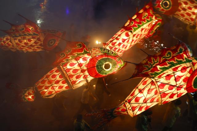 (260303) -- SHEXIAN, March 3, 2026 (Xinhua) -- Villagers parade with fish-shaped lanterns in Wangmantian Village, Shexian County, Huangshan City of east China's Anhui Province, March 1, 2026.
  Local villagers in Shexian have the tradition to make fish-shaped lanterns, an intangible cultural heritage, on festival days to pray for harvest and good fortune. 
   The parade with fish-shaped lanterns is an important folk cultural activity held during traditional festivals.
   Nowadays, apart from parades with fish-shaped lanterns, local people have made efforts on developing new business forms related to the fish-shaped lantern including tourism and cultural and creative products. (Photo by Shi Yalei/Xinhua)