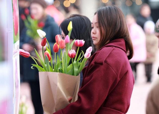 (260303) -- BISHKEK, March 3, 2026 (Xinhua) -- People attend a tulip fair in Bishkek, Kyrgyzstan, on March 3, 2026. The fair will run until March 10. (Photo by Roman/Xinhua)