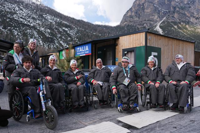 (260303) -- CORTINA D'AMPEZZO, March 3, 2026 (Xinhua) -- Athletes pose for photos at the Paralympic Village of the Milan-Cortina 2026 Paralympic Winter Games in Cortina d'Ampezzo, Italy, March 3, 2026. (Xinhua/Cai Yang)