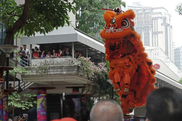 (260303) -- SINGAPORE, March 3, 2026 (Xinhua) -- A lion dance is staged in celebration of the Lantern Festival in Singapore, March 3, 2026. (Photo by Then Chih Wey/Xinhua)