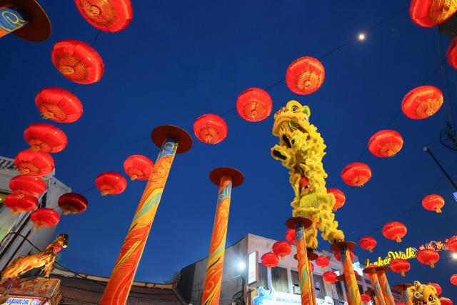 (260303) -- MALACCA, March 3, 2026 (Xinhua) -- A lion dance is staged at Jonker Street to celebrate the Lantern Festival in Malacca, Malaysia, on March 3, 2026. (Xinhua/Chen Zeguo)