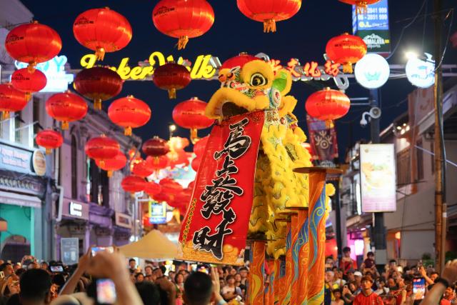 (260303) -- MALACCA, March 3, 2026 (Xinhua) -- A lion dance is staged at Jonker Street to celebrate the Lantern Festival in Malacca, Malaysia, on March 3, 2026. (Xinhua/Chen Zeguo)