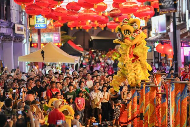 (260303) -- MALACCA, March 3, 2026 (Xinhua) -- A lion dance is staged at Jonker Street to celebrate the Lantern Festival in Malacca, Malaysia, on March 3, 2026. (Xinhua/Chen Zeguo)