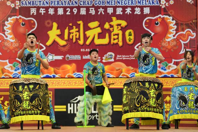 (260303) -- MALACCA, March 3, 2026 (Xinhua) -- People perform at Jonker Street to celebrate the Lantern Festival in Malacca, Malaysia, on March 3, 2026. (Xinhua/Chen Zeguo)