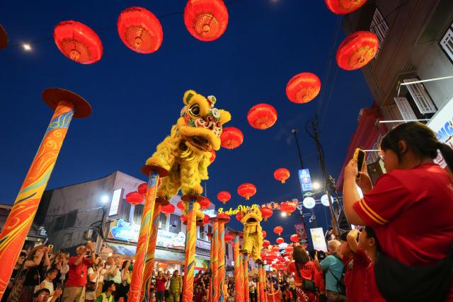 (260303) -- MALACCA, March 3, 2026 (Xinhua) -- A lion dance is staged at Jonker Street to celebrate the Lantern Festival in Malacca, Malaysia, on March 3, 2026. (Xinhua/Chen Zeguo)