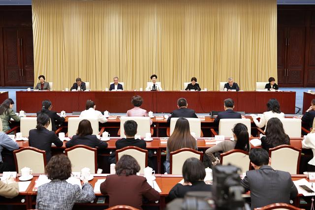 (260303) -- BEIJING, March 3, 2026 (Xinhua) -- Shen Yiqin, State Councilor and president of the All-China Women's Federation, addresses a symposium on the second volume of a book about the interactions between Xi Jinping, general secretary of the Communist Party of China Central Committee, and the people during his domestic inspection tours, in Beijing, capital of China. (Xinhua/Zhang Yuwei)