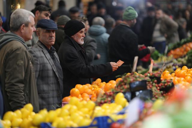 (260303) -- ANKARA, March 3, 2026 (Xinhua) -- People shop at a local market in Ankara, Türkiye, March 3, 2026. Türkiye's annual inflation accelerated in February, complicating prospects for further interest rate cuts, as rising energy prices linked to the ongoing crisis surrounding Iran add fresh pressure to the economy, experts said. (Mustafa Kaya/Handout via Xinhua)