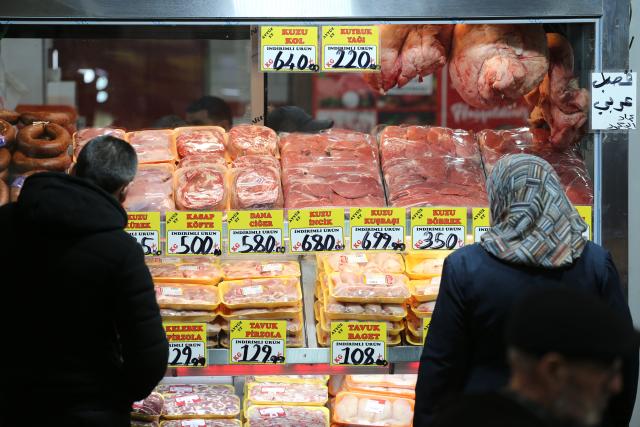 (260303) -- ANKARA, March 3, 2026 (Xinhua) -- People shop at a local market in Ankara, Türkiye, March 3, 2026. Türkiye's annual inflation accelerated in February, complicating prospects for further interest rate cuts, as rising energy prices linked to the ongoing crisis surrounding Iran add fresh pressure to the economy, experts said. (Mustafa Kaya/Handout via Xinhua)