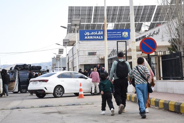 (260303) -- JDEIDET YABOUS, March 3, 2026 (Xinhua) -- People wait to cross at the Jdeidet Yabous border crossing with Lebanon in Rural Damascus, Syria, March 3, 2026. As Israeli airstrikes hammered Lebanon, thousands of Syrians began their journey home, turning the border into a tense and crowded corridor of hurried goodbyes and uncertain reunions. (Photo by Monsef Memari/Xinhua)