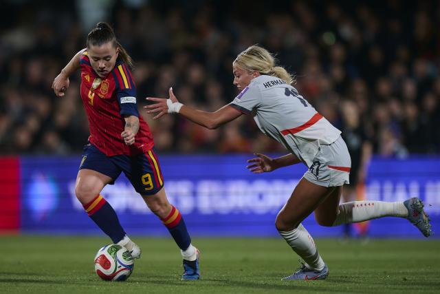 (260304) -- CASTELLON, March 4, 2026 (Xinhua) -- Claudia Pina (L) of Spain vies with Ida Hermannsdottir of Iceland during the FIFA Women's World Cup Qualifiers football match between Spain and Iceland in Castellon, Spain on March 4, 2026. (Str/Xinhua)