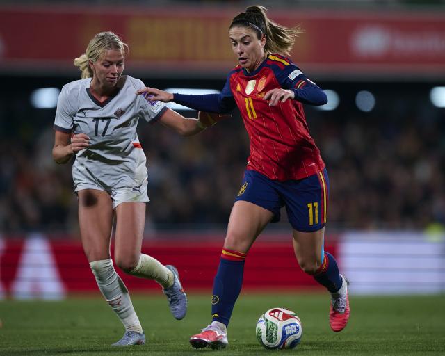 (260304) -- CASTELLON, March 4, 2026 (Xinhua) -- Alexia Putellas (R) of Spain vies with Ida Hermannsdottir of Iceland during the FIFA Women's World Cup Qualifiers football match between Spain and Iceland in Castellon, Spain on March 4, 2026. (Str/Xinhua)